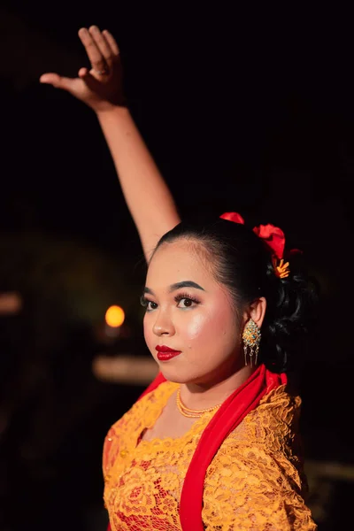 Piękna Bliska Twarz Jawajskiej Kobiety Makijażem Tradycyjnym Występie Tanecznym Podczas — Zdjęcie stockowe