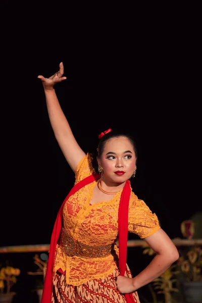 Endonezyalı Kadınlar Geleneksel Dans Kostümleri Giyerler Gösteriden Sonraki Gece Dans — Stok fotoğraf