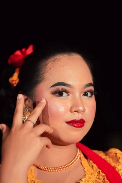 舞台での踊りの後 インドネシアの伝統舞踊の衣装に赤い唇とメイクを持つアジアの女性の美しい顔 — ストック写真