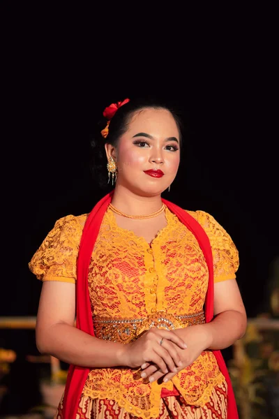 Sundanese Γυναίκα Φορώντας Ένα Κοντό Φόρεμα Και Παραδοσιακό Κίτρινο Φόρεμα — Φωτογραφία Αρχείου