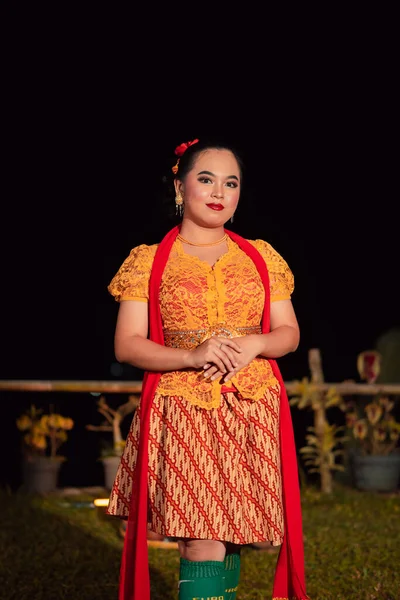 Sundanesisk Kvinna Bär Kort Klänning Och Traditionell Gul Klänning Med — Stockfoto