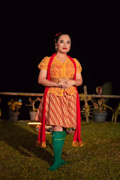 Sundanesin Kurzem Kleid Und Traditionellem Gelben Kleid Mit Rotem Schal — Stockfoto