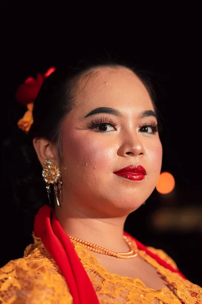 Красивое Лицо Азиатки Красными Губами Макияжем Традиционном Индонезийском Танцевальном Костюме — стоковое фото