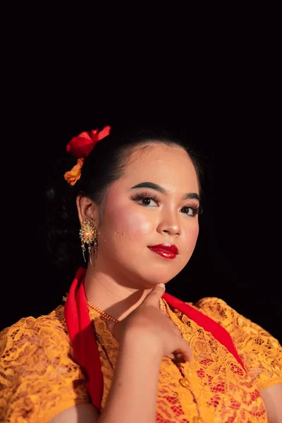 Rosto Bonito Uma Mulher Asiática Com Lábios Vermelhos Maquiagem Indonésio — Fotografia de Stock
