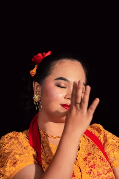 Sahnedeki Dans Gösterisinden Sonra Endonezya Nın Geleneksel Dans Kostümünde Kırmızı — Stok fotoğraf