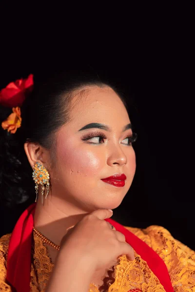 Όμορφο Πρόσωπο Μιας Ασιάτισσας Γυναίκας Κόκκινα Χείλη Και Μακιγιάζ Στην — Φωτογραφία Αρχείου