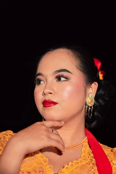 舞台での踊りの後 インドネシアの伝統舞踊の衣装に赤い唇とメイクを持つアジアの女性の美しい顔 — ストック写真