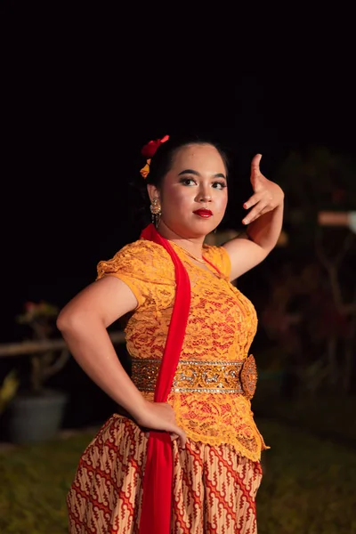 Bailarines Balineses Trajes Tradicionales Color Amarillo Presentan Danza Frente Los —  Fotos de Stock