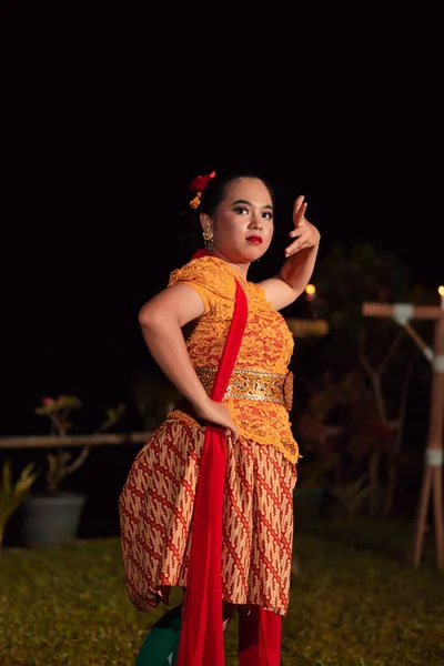 Balijští Tanečníci Žluté Barvě Tradiční Kostýmy Představují Tanec Před Návštěvníky — Stock fotografie