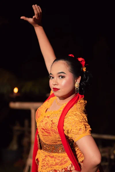 Indonesische Frauen Traditionellen Tanztrachten Namens Kebaya Und Posieren Der Nacht — Stockfoto