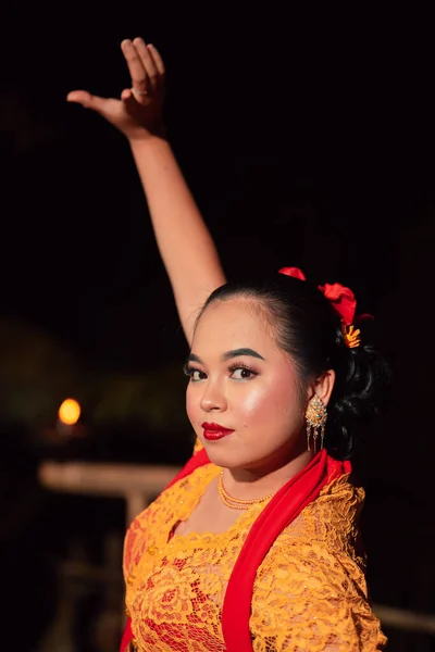 村の黄色の衣装を着て 伝統舞踊を披露するジャワ人女性の美しいクローズアップ顔 — ストック写真
