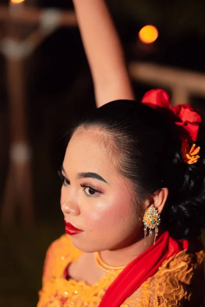 村の黄色の衣装を着て 伝統舞踊を披露するジャワ人女性の美しいクローズアップ顔 — ストック写真