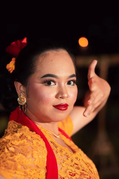 Balijská Žena Červenými Rty Make Sobě Žluté Šaty Červenou Šálu — Stock fotografie