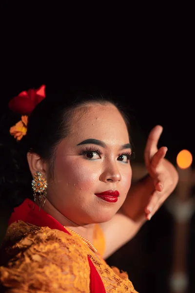 Wanita Bali Dengan Bibir Merah Dan Riasan Mengenakan Gaun Kuning — Stok Foto