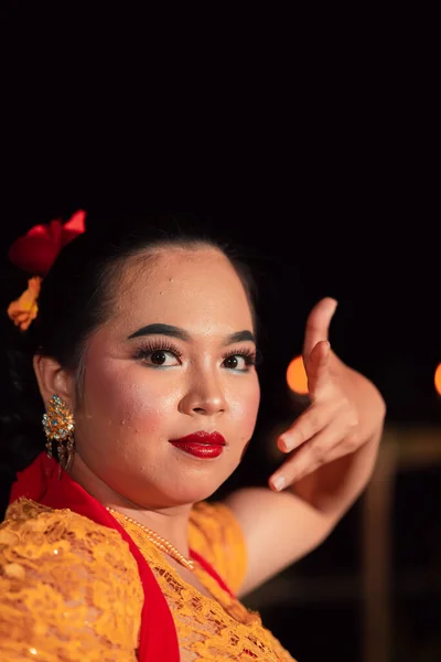 Balinesisk Kvinna Med Röda Läppar Och Smink Bär Gul Klänning — Stockfoto