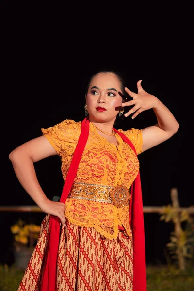 Balijscy Tancerze Żółtym Kolorze Tradycyjne Stroje Prezentują Taniec Przed Gośćmi — Zdjęcie stockowe