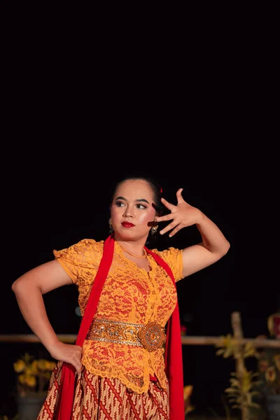 Балийские Танцоры Желтом Цвете Традиционные Костюмы Представляют Танец Перед Посетителями — стоковое фото
