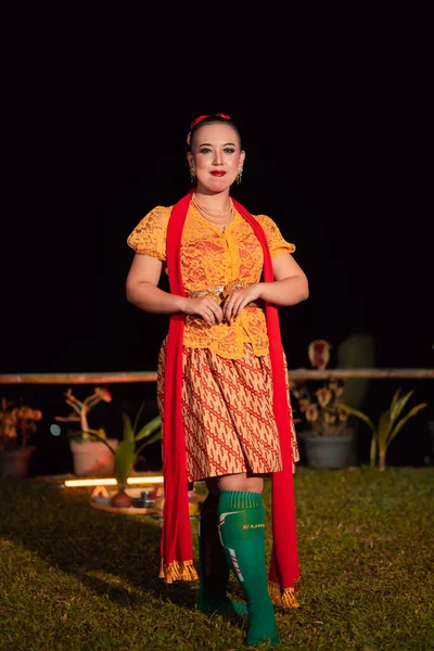 Wanita Indonesia Dengan Gaun Batik Oranye Yang Cantik Mengenakan Syal — Stok Foto