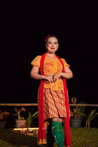 Ινδονησιακή Γυναίκα Ένα Πανέμορφο Πορτοκαλί Batik Φόρεμα Φορώντας Ένα Κόκκινο — Φωτογραφία Αρχείου