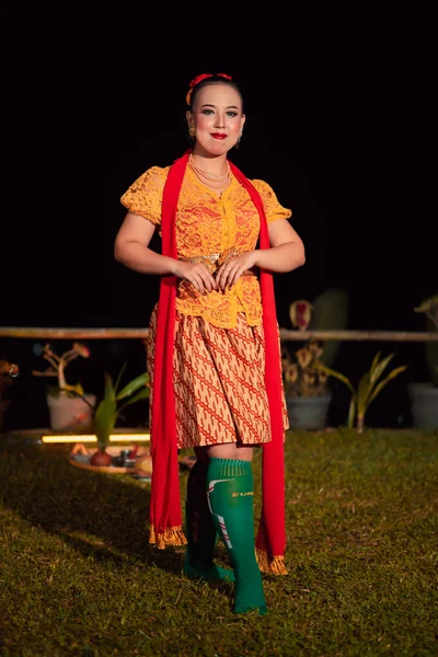 Wanita Indonesia Dengan Gaun Batik Oranye Yang Cantik Mengenakan Syal — Stok Foto