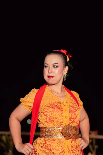 Sexig Balinesisk Kvinna Med Makeup Samtidigt Bär Orange Klänning Som — Stockfoto
