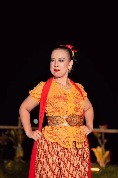 Сексуальная Балийская Женщина Макияжем Время Ношения Оранжевого Платья Названием Кебая — стоковое фото