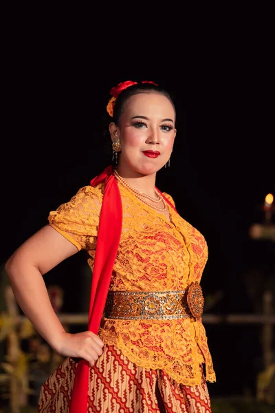 Mulher Balinesa Sexy Com Maquiagem Enquanto Vestindo Vestido Laranja Chamado — Fotografia de Stock