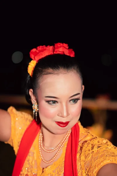 Mulher Asiática Bonita Com Maquiagem Acessórios Flores Seu Cabelo Enquanto — Fotografia de Stock