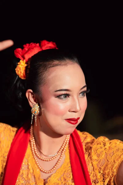 Hermosa Mujer Asiática Con Maquillaje Accesorios Flores Cabello Mientras Usa — Foto de Stock