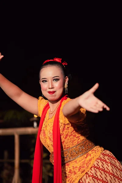 Balinesisk Dansare Med Orange Kostym Och Smink Poserar Som Dansare — Stockfoto