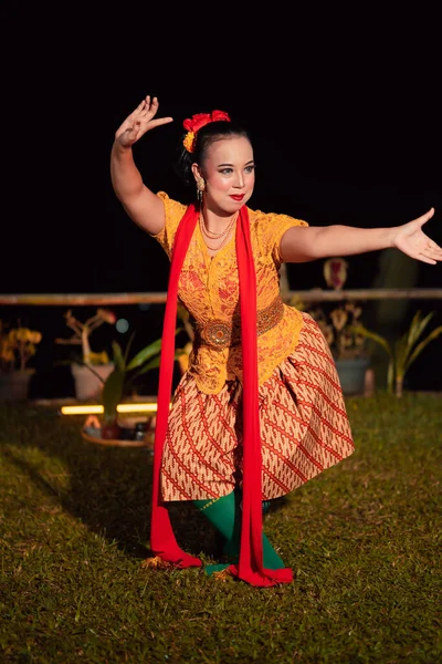 Balijski Tancerz Pomarańczowym Kostiumie Makijaż Pozowanie Jak Tancerka Podczas Gdy — Zdjęcie stockowe