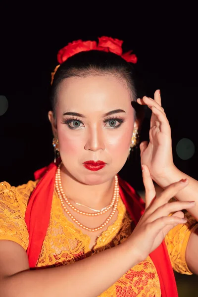 Exotische Javaanse Vrouw Draagt Mooie Make Met Rode Lippen Terwijl — Stockfoto