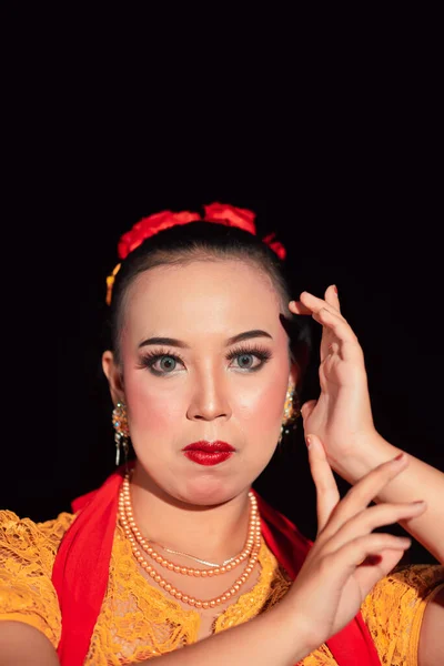 Mujer Indonesia Maquillaje Con Labios Rojos Llevando Collar Oro Pendientes — Foto de Stock