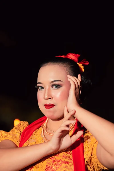 Mulher Indonésia Maquiagem Com Lábios Vermelhos Vestindo Colar Dourado Brincos — Fotografia de Stock