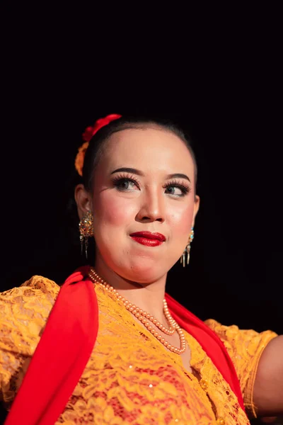 무대에서 전붉은 입술로 목걸이와 귀걸이를 착용하고 인도네시아 — 스톡 사진