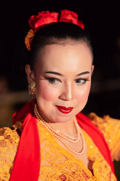 Hermosa Mujer Asiática Con Maquillaje Accesorios Flores Cabello Mientras Usa — Foto de Stock