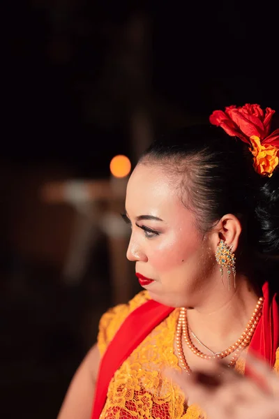 Hermosa Mujer Asiática Con Maquillaje Accesorios Flores Cabello Mientras Usa —  Fotos de Stock