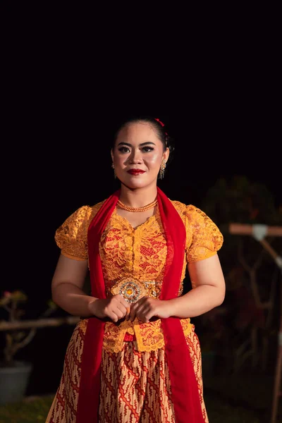 Linda Mulher Balinesa Mostrando Realizando Vestido Tradicional Indonésia Festival Moda — Fotografia de Stock