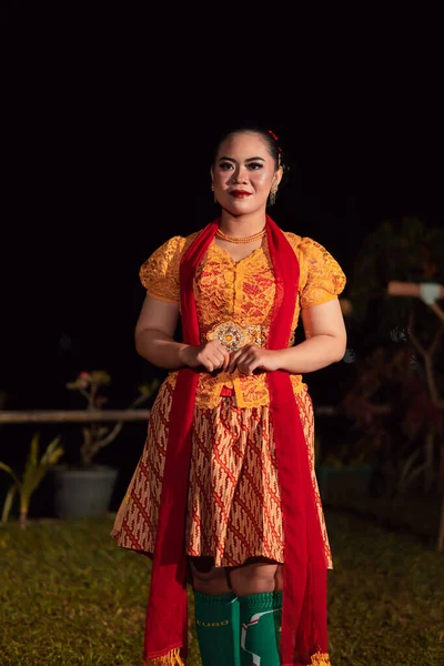 Hermosa Mujer Balinesa Mostrando Realizando Vestido Tradicional Indonesia Festival Moda — Foto de Stock