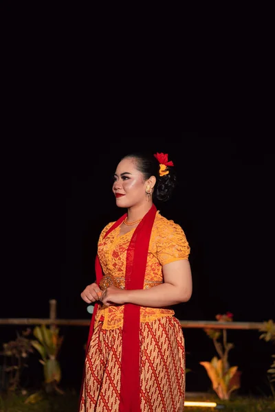 Hermosa Mujer Balinesa Mostrando Realizando Vestido Tradicional Indonesia Festival Moda — Foto de Stock