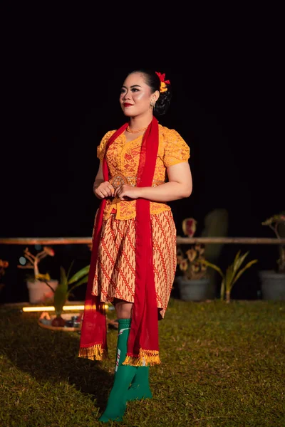 입술을 스카프를 인도네시아 안에서 케바야 불리는 전통적 드레스를 — 스톡 사진
