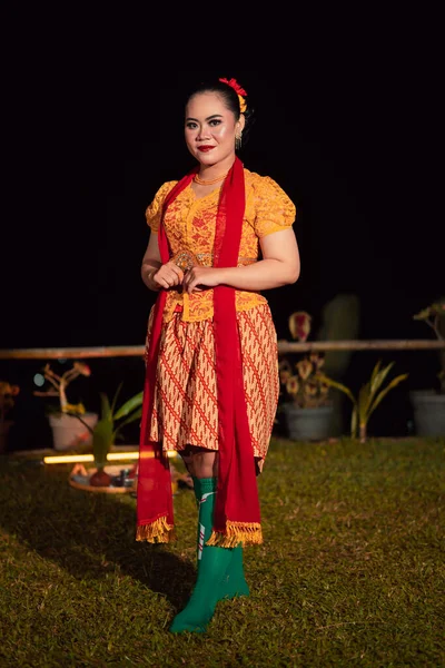 在舞蹈节期间 身穿传统的Sundanese服装 Kebaya 红围巾的印尼女人很可爱 — 图库照片
