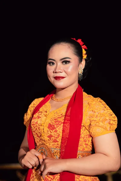 Люба Індонезійка Червоними Губами Червоним Шарфом Одягнена Традиційне Сунданське Вбрання — стокове фото