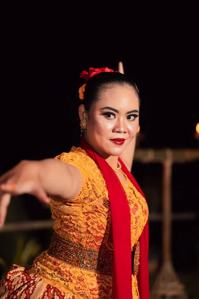 Sundanská Žena Exotickou Tváří Žlutých Šatech Červenou Šálou Během Taneční — Stock fotografie