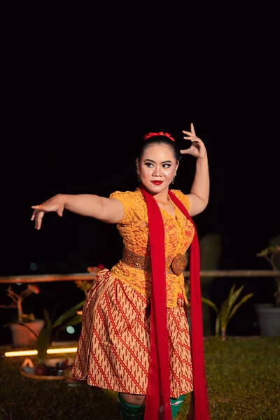Sundanesin Mit Exotischem Gesicht Einem Gelben Kleid Und Rotem Schal — Stockfoto