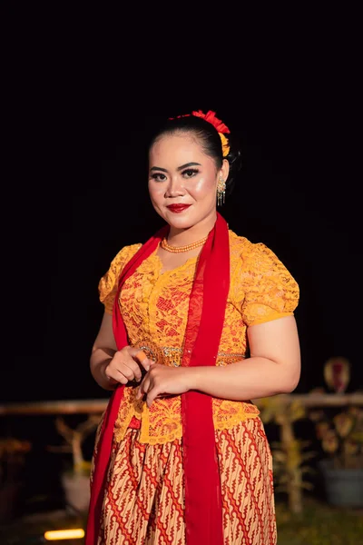 Cute Indonezyjska Kobieta Czerwonymi Ustami Czerwony Szalik Noszenie Tradycyjnej Sukienki — Zdjęcie stockowe