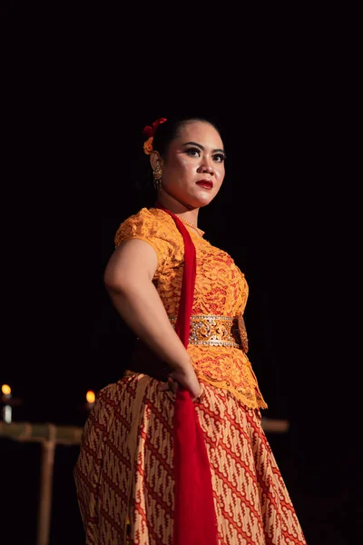 Mujer Balinesa Valiente Posa Con Una Expresión Enojada Mientras Usa —  Fotos de Stock