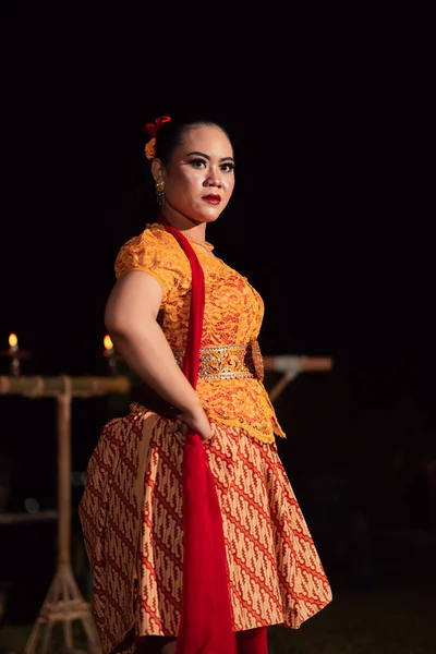 Statečná Balijská Žena Pózuje Rozzlobeným Výrazem Při Nošení Tradičních Oranžových — Stock fotografie