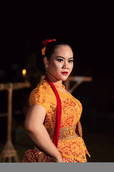 Γενναία Γυναίκα Από Μπαλί Ποζάρει Θυμωμένη Έκφραση Φορώντας Ένα Παραδοσιακό — Φωτογραφία Αρχείου