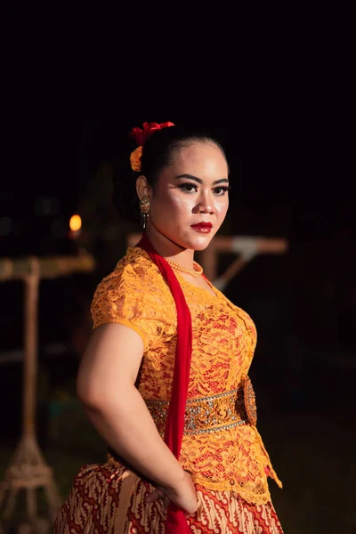 Dzielna Balijka Pozuje Gniewnym Wyrazem Twarzy Tradycyjnej Pomarańczowej Sukience Makijażu — Zdjęcie stockowe